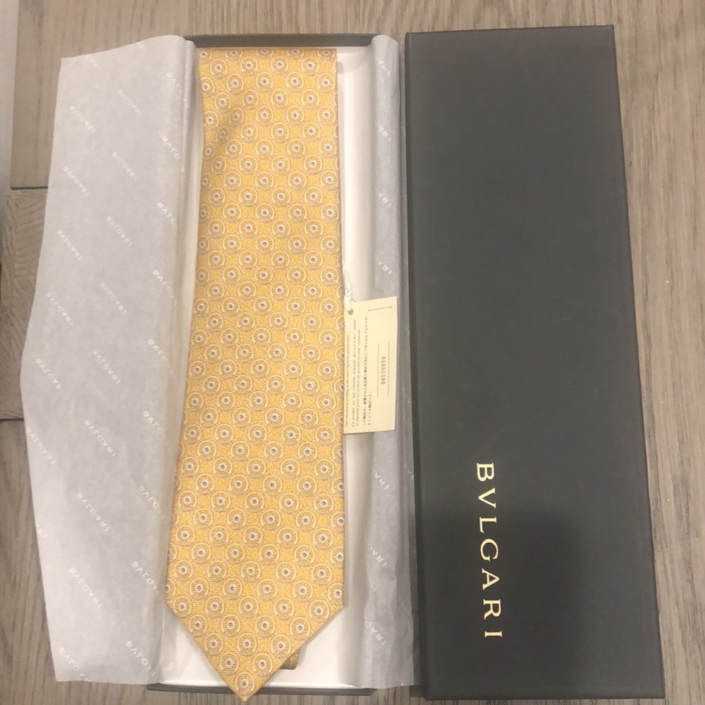 Bvlgari Yellow Fold Tie NWT - authentic Bvlgari box - 100%Silk